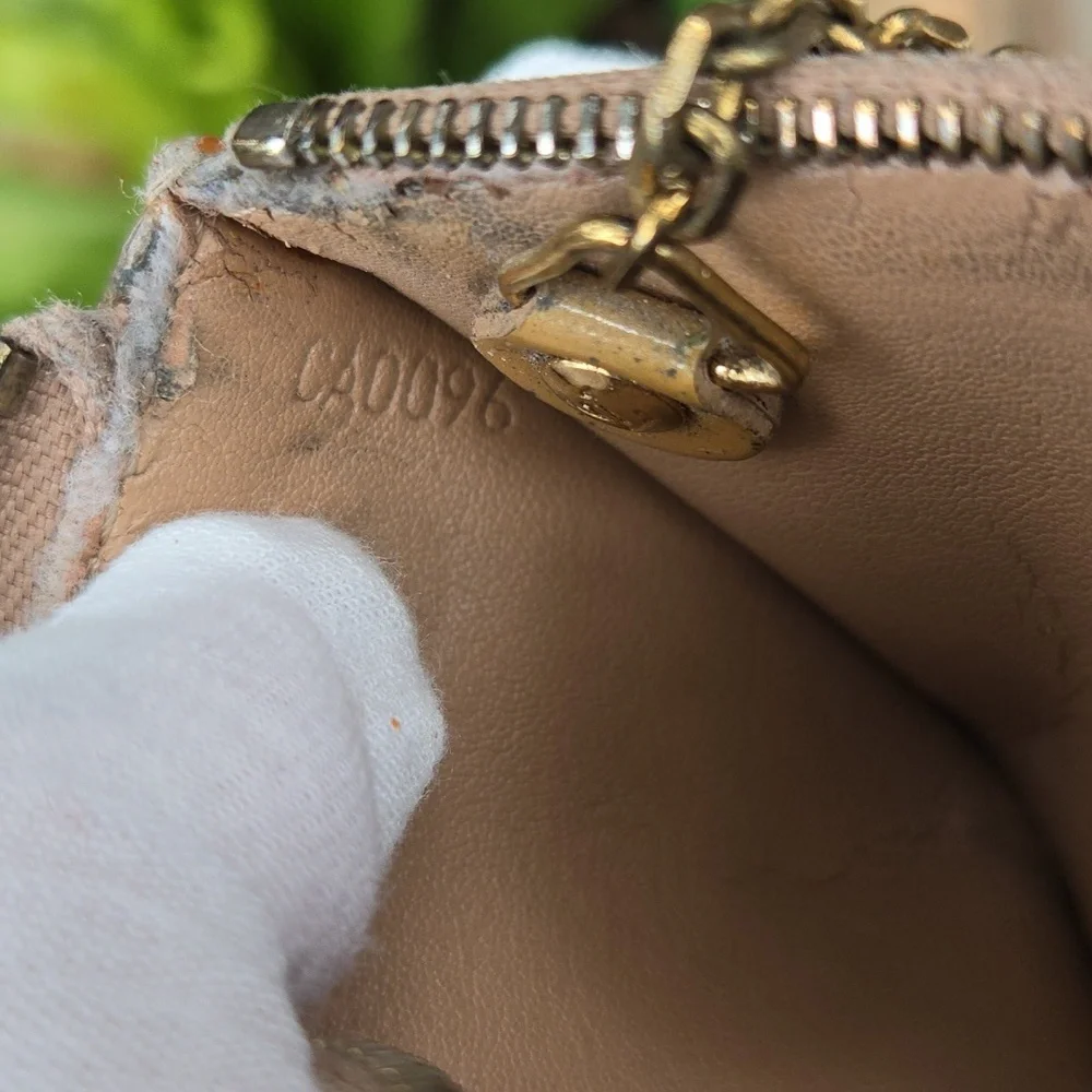 Louis Vuitton Vernis Key Ring Pouch Gold - Picture 10 of 17
